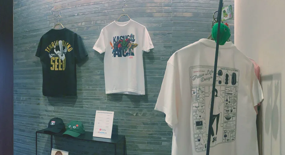 壁に掛けられたTシャツと帽子