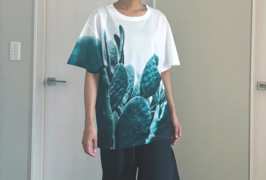 サボテンの写真がプリントされたTシャツを着た人