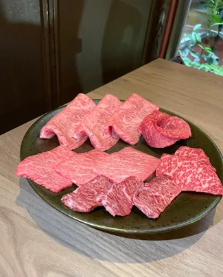 皿に盛りつけた、霜降りの牛肉