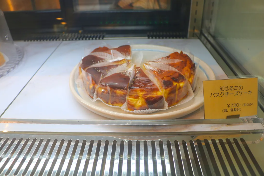 ショーケースに並ぶバスクチーズケーキ