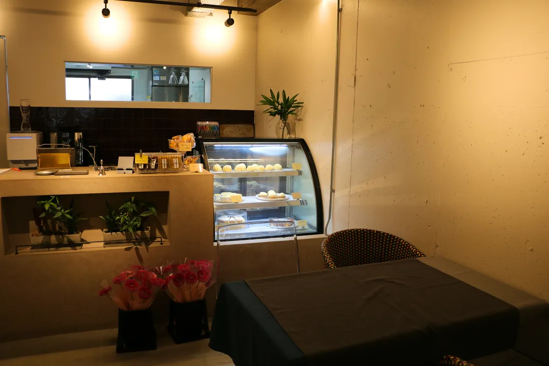 ショーケースとテーブル席が並ぶ、OIMO STAND ROOTSの店内