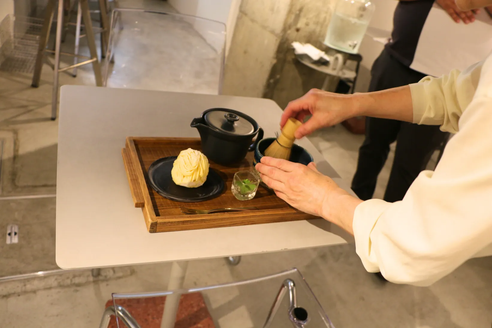 お抹茶を点てる様子