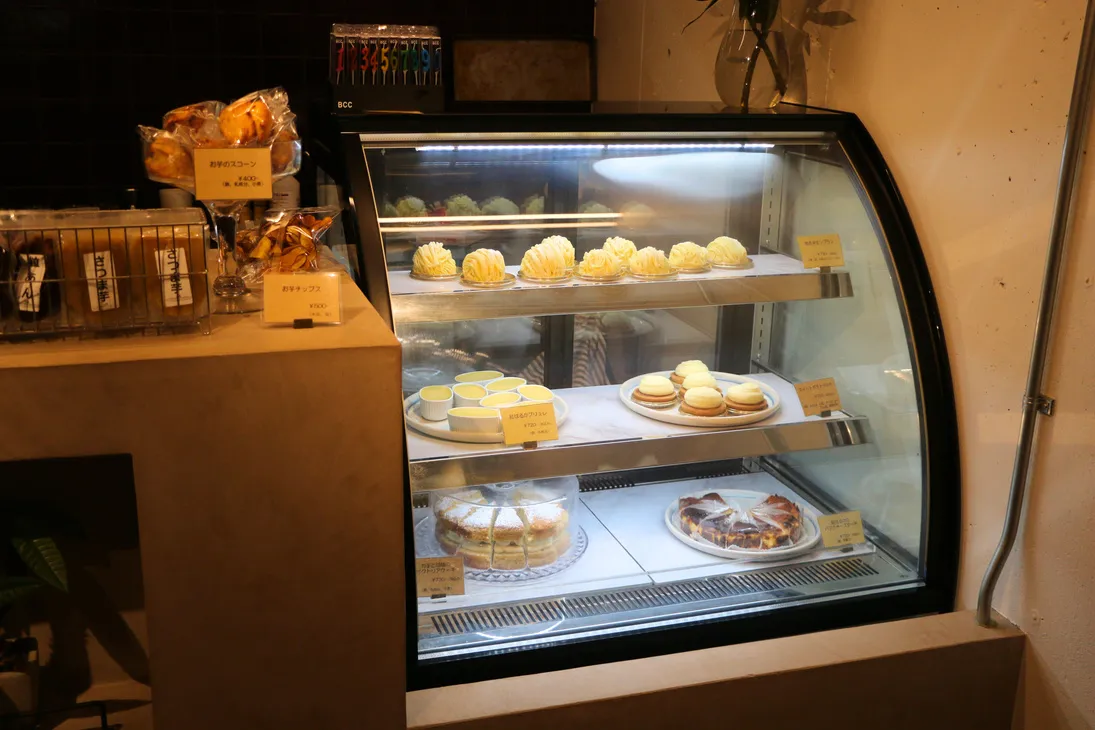 スイーツが並ぶショーケースと店内