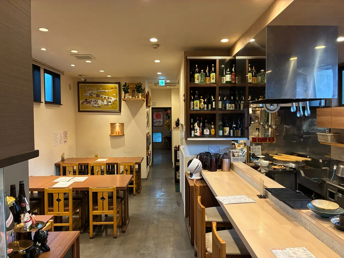 カウンター席とテーブル席が並ぶ店内