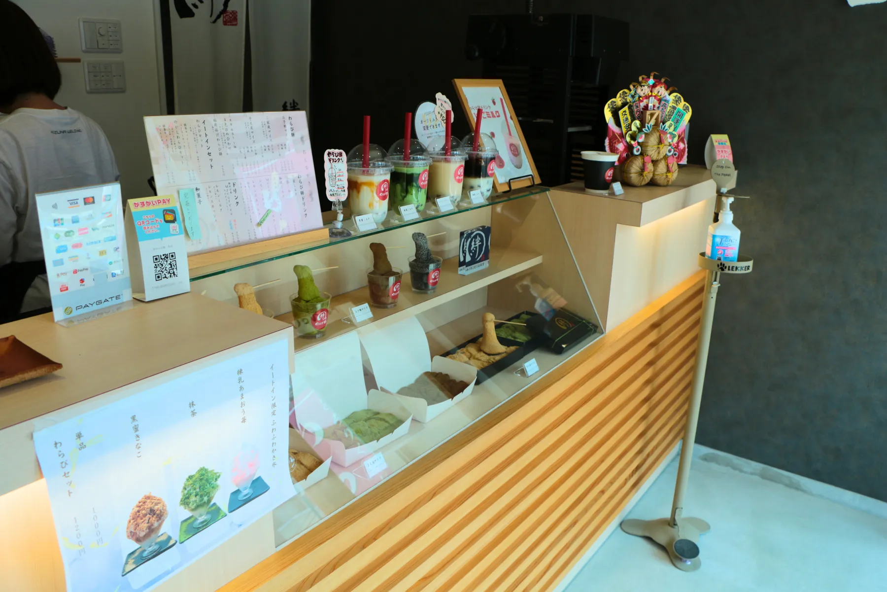 わらび餅とドリンクが並ぶ、カウンターのショーケース