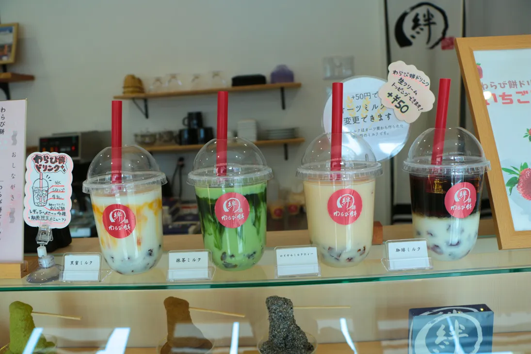 ショーケースに並ぶ、わらび餅ドリンク