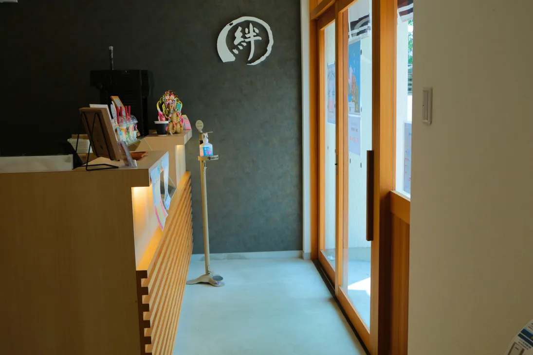 ロゴが掲げられた、店内の入口まわり