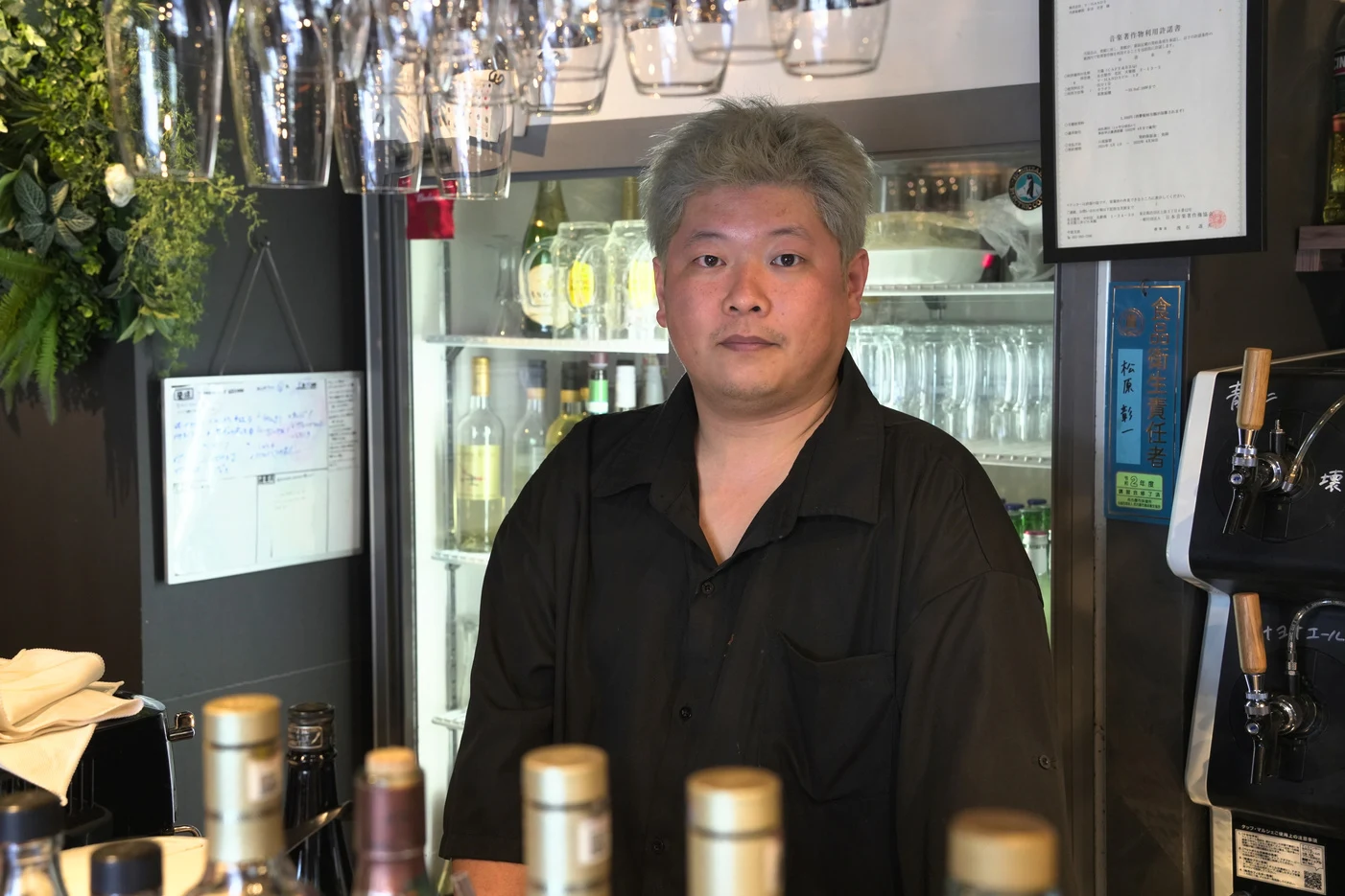 カウンターに立つWINE VILLAGEの店主